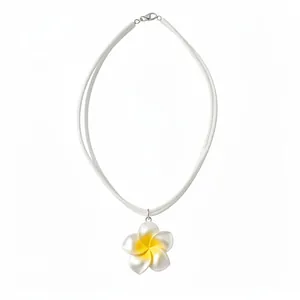 Hawaïaanse plumeria bloem hanger ketting in wit en geel voor een zomerse vakantie