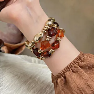 Detaillierte Ansicht eines modischen elastischen Retro-Armbands mit edlen bernsteinfarbenen Perlen