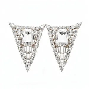 Elegantes pendientes de triángulo con cristales facetados cuadrados y de lágrima