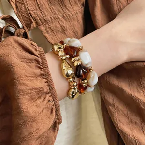 Nahaufnahme von elastischen Armbändern mit unregelmäßigen geometrischen Harzperlen