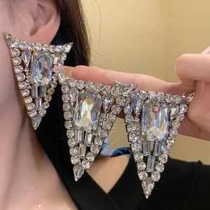 Primer plano de pendientes triangulares de strass brillantes con cristales variados