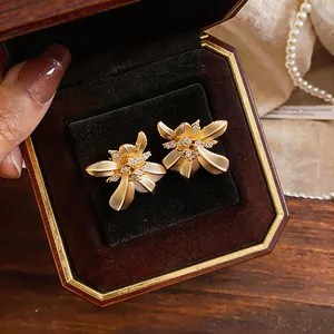 Pendientes de botón con forma de flor dorada de estilo vintage francés con circonitas.