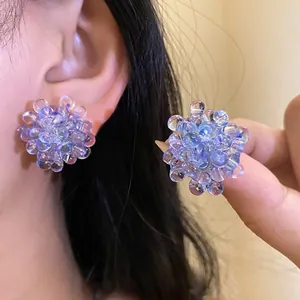 Eleganti orecchini a bottone a grappolo iridescenti con finitura blu-viola scintillante.