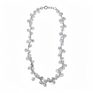 Elegante collana in stile cinese con perle d'uva iridescenti su sfondo bianco puro