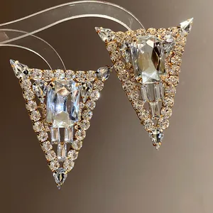 Detalle de los pendientes triangulares con cristales cuadrados y en forma de gota de agua