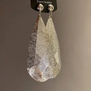 Eleganti orecchini pendenti a goccia glitterati argento con finitura metallica lucida