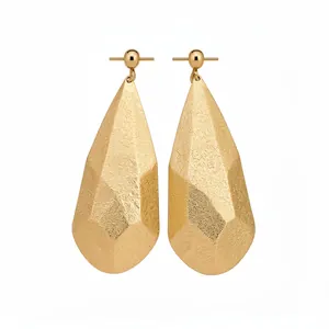 Eleganti orecchini a goccia dorati con sfaccettature geometriche e perni in argento