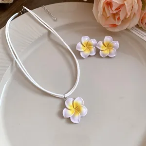 Elegante set van plumeria hanger ketting en oorknopjes voor een strandvakantie