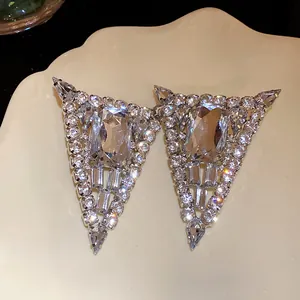 Elegantes pendientes de triángulo de plata con cristales centrales grandes y strass.