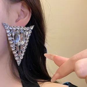 Vista detallada de pendientes triangulares de moda con brillantes pedrería de cristal clara