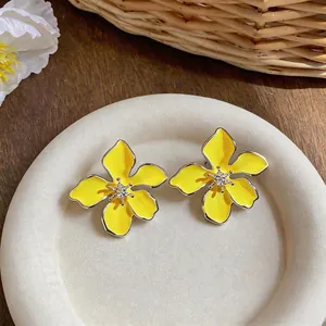 Orecchini a lobo a forma di fiore giallo smaltato con centro in cristallo lucente