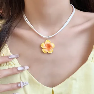 Gedetailleerde close-up van een zoete gele plumeria bloem hanger ketting Hawaïaanse