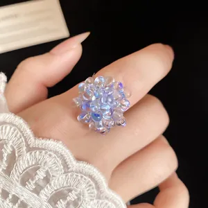 Macro dettaglio di un anello a grappolo d'uva vintage con eleganti perline blu mare