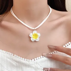 Gedetailleerd overzicht van een Hawaiiaanse plumeria bloemhanger aan een witte ketting