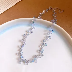 Dettaglio ravvicinato di una collana di perle a forma di uva su un piatto bianco
