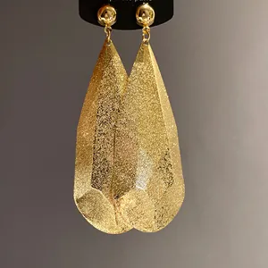 Orecchini pendenti a goccia dorati con finitura glitterata di lusso per donne eleganti