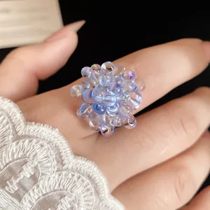 Primo piano di un anello a grappolo di bolle iridescenti con design unico a uva.