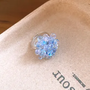 Dettaglio macro dell'anello a grappolo cangiante con elegante design a bolle di perle