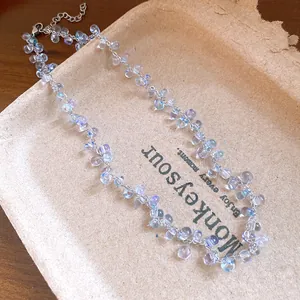 Vista dettagliata dell'elegante collana di perle a forma di uva su un vassoio di carta strutturato