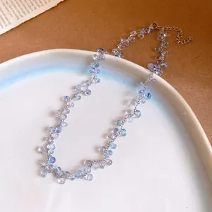 Primo piano di una collana di perle iridescenti con un elegante design a grappolo d'uva.