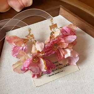 Elegante handgefertigte rosa Stoffblumen-Ohrringe mit vergoldeten Silbersteckern.