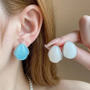 Pendientes minimalistas de acrílico con forma de gota y pernos de plata