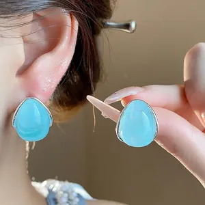 Pendientes de gota de agua de acrílico azul claro con agujas de plata, diseño minimalista
