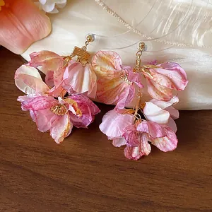 Exquisite handgefertigte Stoffblumen-Ohrringe mit rosa Farbverlauf und goldfarbenen Details