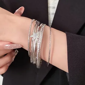 Elegante set di bracciali a strati in argento con ciondolo a stella e cerchi