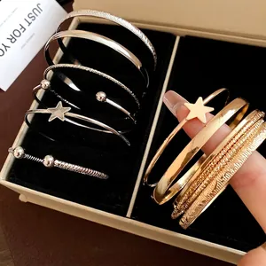 Eleganti bracciali rigidi a stella in oro e argento in una scatola portagioie di lusso