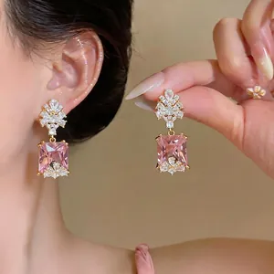 Eleganti orecchini a pendente in zirconia quadrata rosa con design vintage dorato