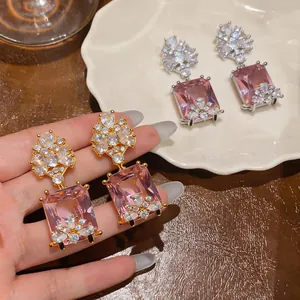 Dettaglio di lusso orecchini in zirconia quadrata rosa con accenti di cristallo brillante