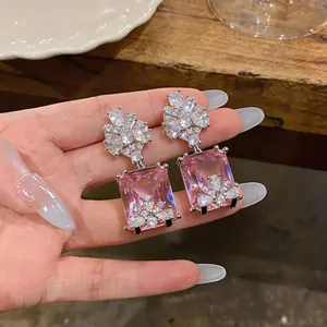 Eleganti orecchini a perno in zircone rosa rettangolare con dettagli floreali stile palazzo