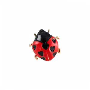 Anello a coccinella in smalto rosso con macchie a cuore nero e gambe dorate da donna