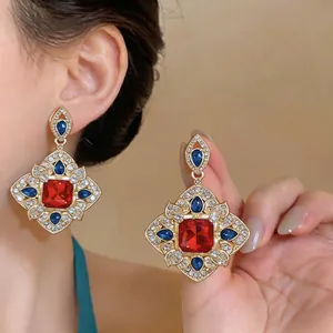Boucles d'oreilles de style palais avec pierre rouge carrée et gemmes bleues