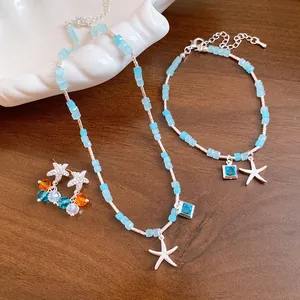 Vue détaillée de l'élégante parure de bijoux en perles bleues avec des pendentifs étoile de mer