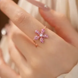 Bague réglable élégante en or rose avec motif floral serti de pavés roses