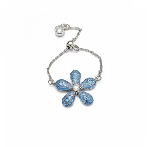 Bague chaîne argentée ajustable élégante avec breloque fleur en cristaux bleus brillants