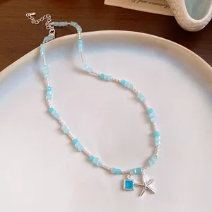 Collier de perles bleu clair avec pendentif étoile de mer et gemme bleue carrée vue