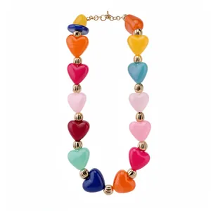 Collar de cuentas de acrílico en forma de corazón colorido con espaciadores dorados fondo blanco