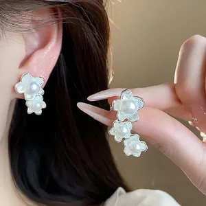 Orecchini a Bottone in Stile Francese Asimmetrici a Forma di Fiore con Perle Artificiali Donna Perno in Argento Sterling 925 Gioielli