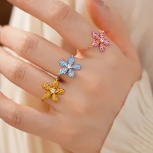 Vue détaillée de trois jolies bagues fleurs en cristal coloré avec chaînes réglables