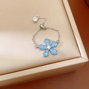Bague chaîne réglable élégante ornée d'un pendentif en forme de fleur en cristal bleu
