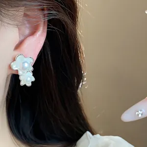 Eleganti orecchini a lobo asimmetrici con fiori e perle in stile francese sull'orecchio