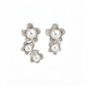 Orecchini a fiore asimmetrici stile francese con eleganti perle bianche su sfondo bianco