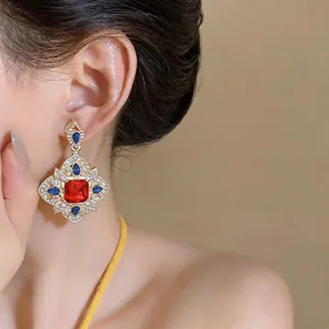 Gros plan de boucles d'oreilles pendantes de style royal vintage avec cristaux
