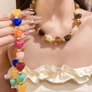 Detalle de un collar de cuentas de acrílico de colores en forma de corazón en modelo