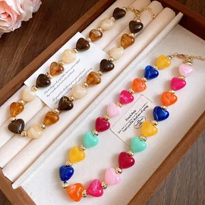 Primer plano de collares de corazones de acrílico jaspeado en bandeja de joyería