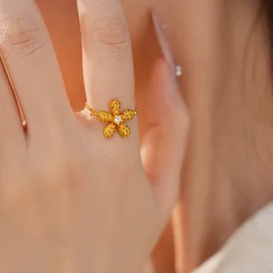Gros plan d'une bague de chaîne ajustable avec fleur en cristal jaune