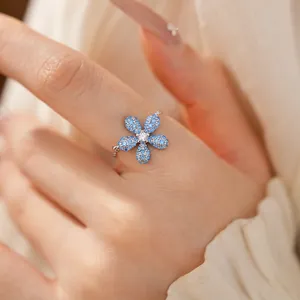 Gros plan d'une bague ajustable fleur en cristal bleu pour un style élégant
